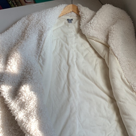 Aerie Sherpa Vest - Picture 9 of 15